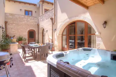 Image de Askoutsi Manor! Manoir unique avec terrasse jacuzzi dans un village de campagne!