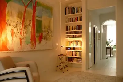 Image de Confortable et Fancy Apt avec jardin dans le centre-ville. WiFi gratuit! !