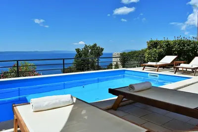 Image de Villa Vedran avec une vue imprenable pour des vacances reposantes.