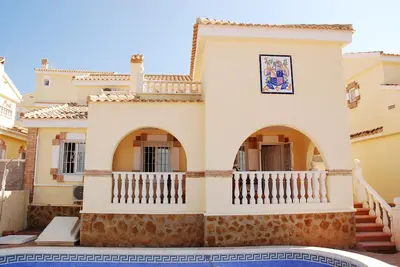 Image de Villa avec piscine privée et grand Underbuild