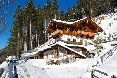 Image de Maison de vacances indépendante en bordure de forêt, légèrement surélevée au-dessus de la vallée avec sauna