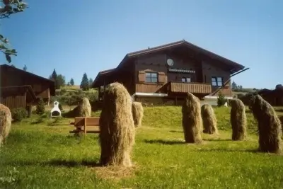 Chalet dans un cadre romantique & ensoleillé avec cheminée à 1800 m d'altitude