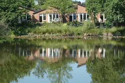 Image de Appartements confortablement meublés, sans obstacle avec une grande terrasse sur le lac
