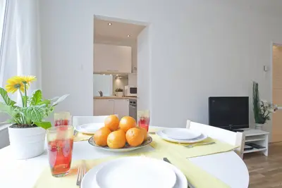 Image de Appartement moderne et calme, à seulement 10 minutes du centre-ville, wifi