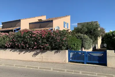 Image de Belle maison de vacances avec terrasse, vue sur la mer, la plage et la piscine