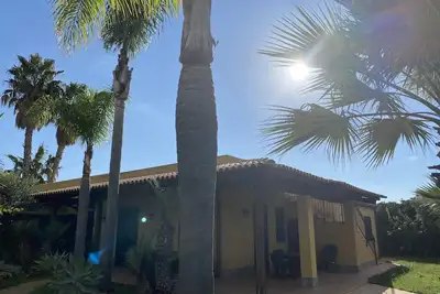 Image de 3 grandes terrasses (2 couvertes), jardin méditerranéen bien entretenu, vue sur la mer