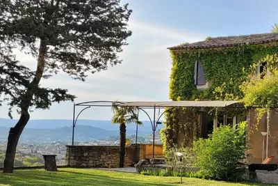Image de Bel appartement, avec vue sur Apt, au rez-de-chaussée d'une maison de campagne.