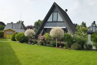 Image de Maison située à l'extrémité dans un parc de vacances avec grand jardin