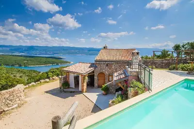 Image de Piscine chauffée jardin avec vue sur la mer, villa écologique \/ robinson, aire de jeux pour enfants, plages privées