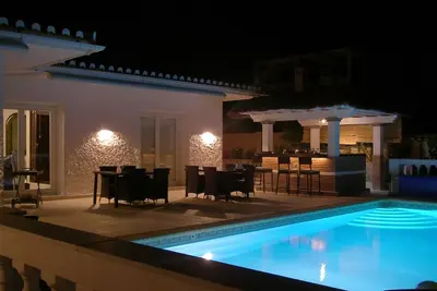 Image de Villa avec un emplacement unique et une vue panoramique sur la Méditerranée