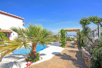 Charmante villa moderne avec jardin, piscine et vue sur la mer
