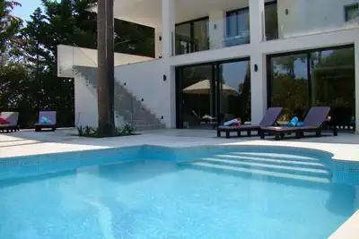 Image de Villa exclusive dans un quartier résidentiel recherché entre les golfs et la mer