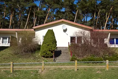 Image de maison de vacances idyllique dans la nature près du lac (No. 3)