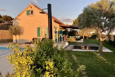Image de Maison de vacances élégante dans un emplacement de rêve piscine, parking, WiFi