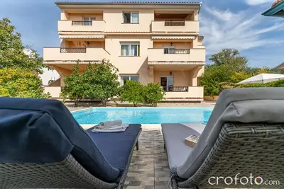 Image de Belle Maison Dans Le Vert Avec Piscine EXTÉRIEURE Et Barbecue