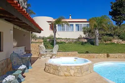 Image de Villa moderne avec piscine privée, jacuzzi et beau jardin près de la mer