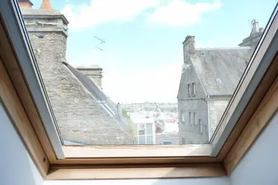 Image de Duplex avec vue sur le port au coeur de la ville.
