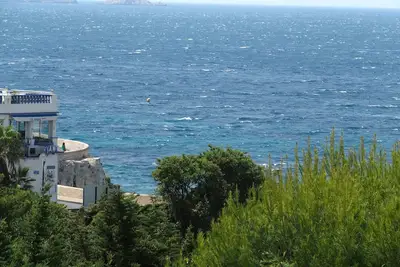Image de Un balcon sur la mer. Une chambre en ville