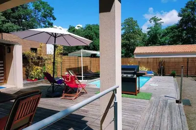 Image de Avec sa piscine privée, venez profiter de l'ocean au calme des pins