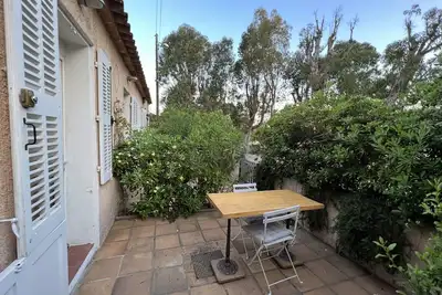 Image de Au coeur du village, studio standing 17m2, terrasse fleurie 9 m2, climatisation