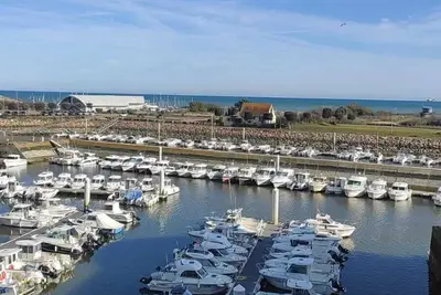 Image de Bel Appartement Front De Mer - Vue Imprenable Marina Et Mer!
