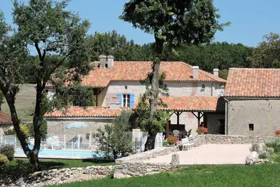 Image de Maison de campagne  avec piscine chauffée.