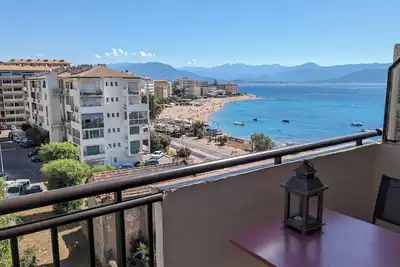 Image de Magnifique T3 avec terrasse vue mer, au pied de la plage et proximité du centre