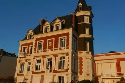 Image de Appartement dans villa classée sur la plage de trouville