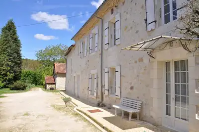 Image de A 5 minutes de Brantôme, Grande ferme rénovée avec un grand parc ombragé.