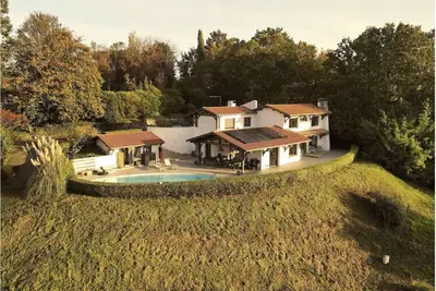 Image de Grande maison familiale 16\/20p, vue exceptionnelle Rhune, piscine chauffée
