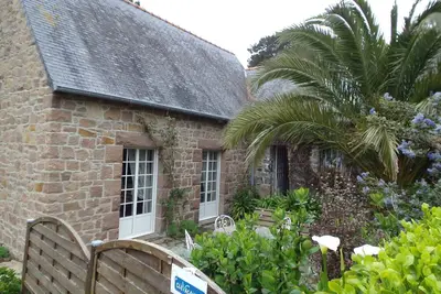 Image de Maison bretonne dans grand jardin, proche mer.