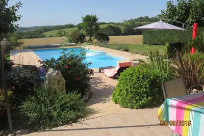 Image de Repos et détente assurés dans cette villa sans vis  a vis