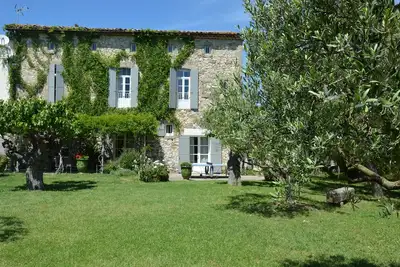 Image de Profitez de la piscine et du spa de cette ancienne magnanerie rénovée avec soin