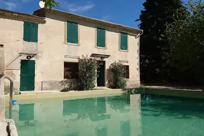 Image de maison rénovée et confortable, dans mas provençal, au milieu des vignes