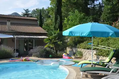 Image de Nyons, villa de charme dans un écrin de verdure
