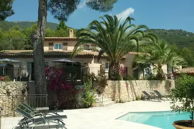 Cueille la nuit, gîte de charme avec  jolie vue mer et  piscine à débordement
