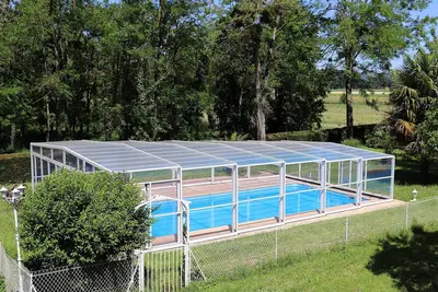 Image de Grande maison indépendante avec parc, piscine et spa.
