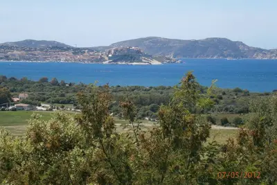 Image de Face à la baie de Calvi, près des plages et criques, F2 dans villa à Lumio.