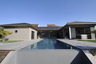 Image de Sarlat à 900m du centre médiéval, piscine, jacuzzi. Maison neuve de plein pied