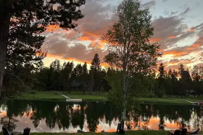 Image de Riverfront \"compound\". 1 acre, 3 cabines. Bend, Sunriver. Ski, golf, poisson, vélo,