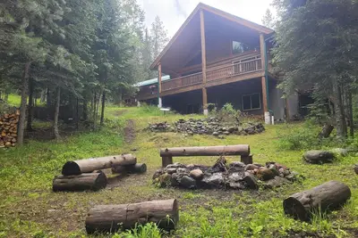Image de Cabin calme niché dans la région des lacs Beaucoup près de Bigfork et Kalispell