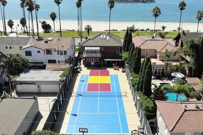 Image de Ocean devant la maison avec cour de tennis privée.