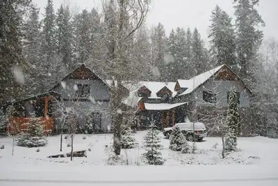 Image de Une maison de vacances de luxe joliment meublée dans son propre terrain sur la colline de ski