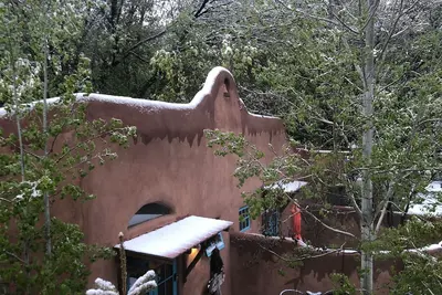 Image de Luna Rosa à la Casa Encantada Taos. Marcher en ville. Boutique. Manger. Ski. Spa privatif.