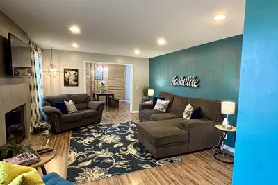 Image de Entièrement rénové 3br / 2ba avec 6 lits et bain à remous! Grand espace extérieur!