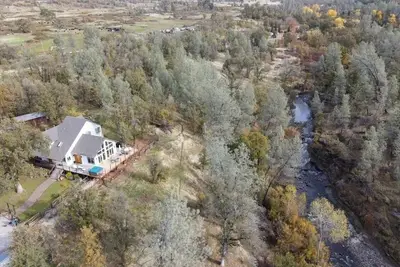 Image de Luxueux Creekside Mountain Home avec cascade