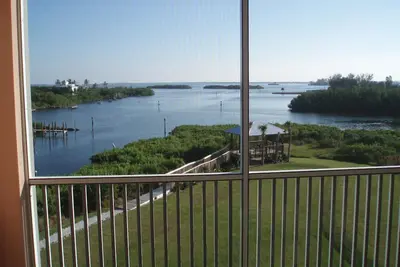 Image de Voir c'est croire! Incroyable Boca Vista Harbor Waterfront Condo!