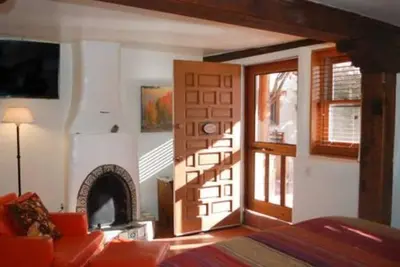 Image de La Posada de Taos, salle Monterrey, promenade sur la place