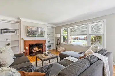 Image de Maison moderne d'Ann Arbor Ă quelques pas du stade!