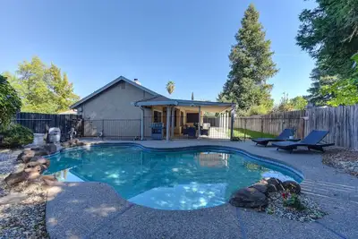 Image de The Dream House Pool Garden Grill Près du centre-ville de Sacramento et Roseville